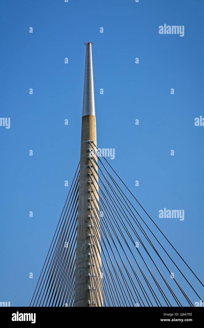 Picco di moderno ponte sospeso con cielo blu sullo sfondo Foto Stock