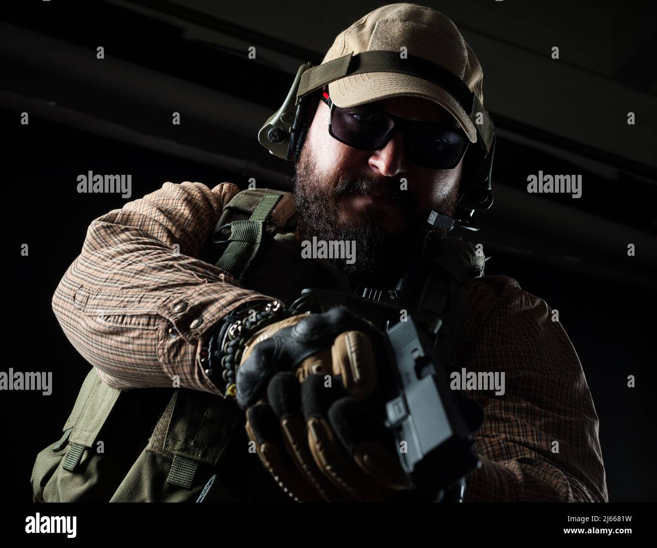 Soldato armato pronto per la battaglia. Concetto militare. Foto Stock
