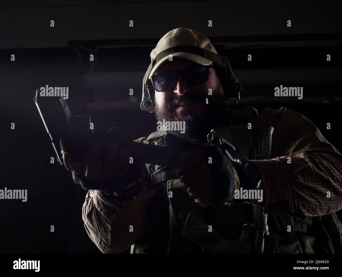 Soldato armato pronto per la battaglia. Concetto militare. Foto Stock