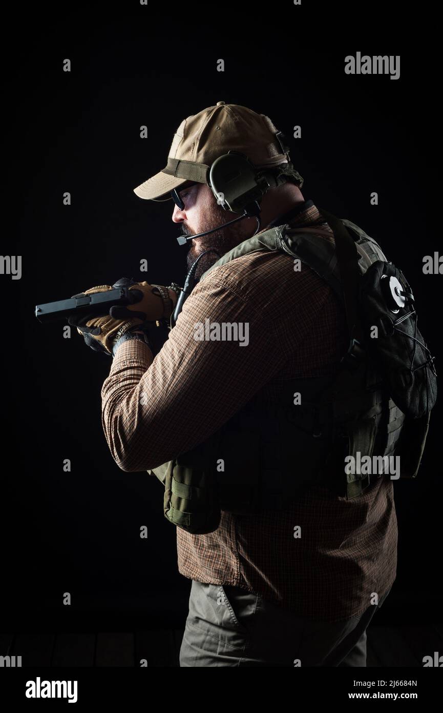 Soldato armato pronto per la battaglia. Concetto militare. Foto Stock