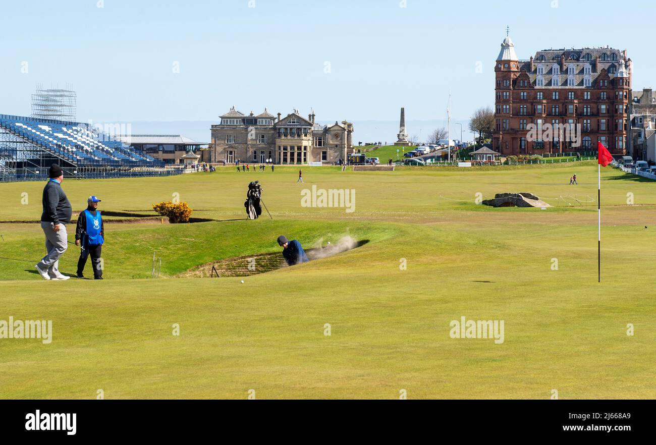 Una vista del famoso 17th Road Hole sul campo Vecchio, presso il Royal and Ancient Golf Club, St Andrews Scotland. Foto Stock