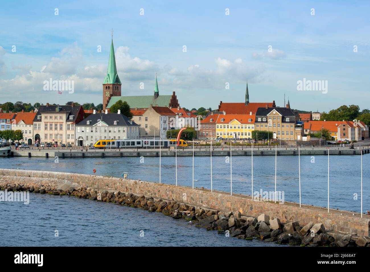 Helsingor, Danimarca - 09.22.16: Ingresso al porto di Elsinore, Helsingør. Vista sulla città. Chiesa di Sant'OLAF, Sankt Olai Kirke e Havnegade - il Cu Foto Stock