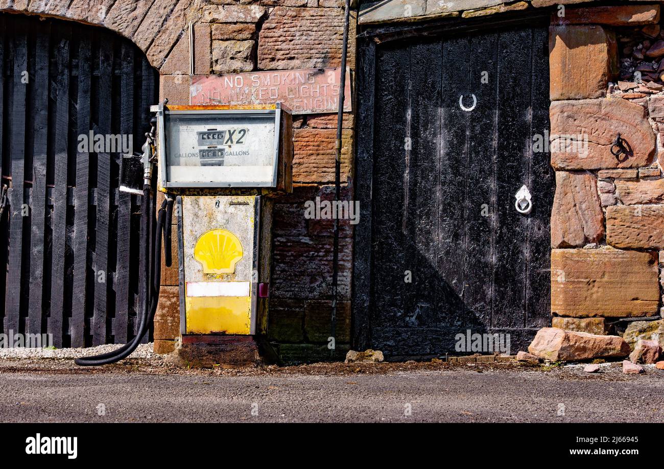 Una vecchia pompa benzina Shell, Cumbria, Regno Unito Foto Stock