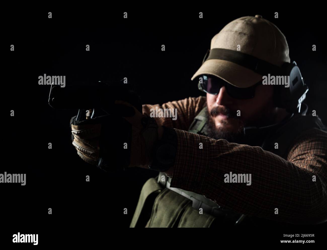 Soldato armato pronto per la battaglia. Concetto militare. Foto Stock