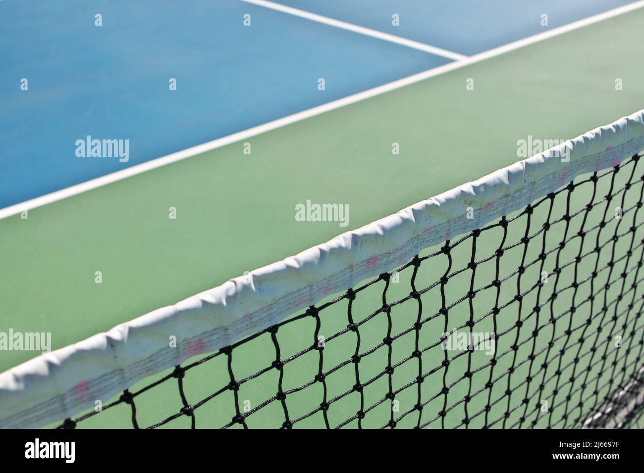 Pickleball è uno sport racket di paddleball che combina elementi di badminton, ping pong e tennis. Foto Stock