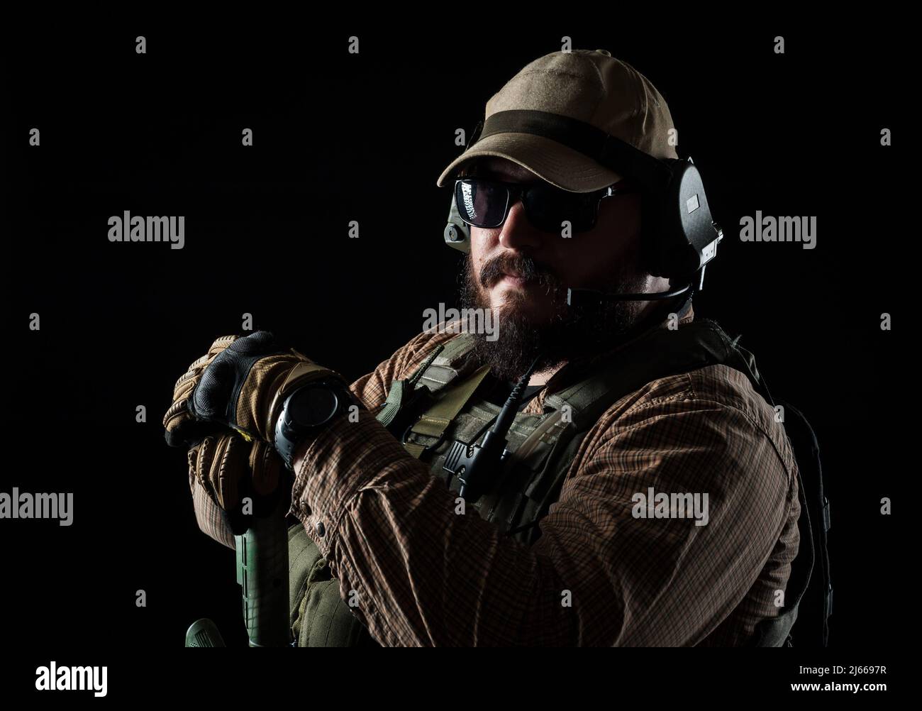 Soldato armato pronto per la battaglia. Concetto militare. Foto Stock