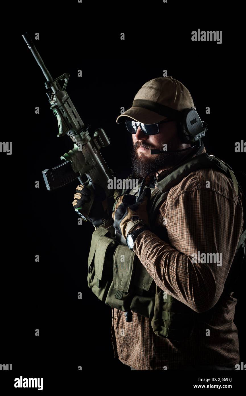 Soldato armato pronto per la battaglia. Concetto militare. Foto Stock