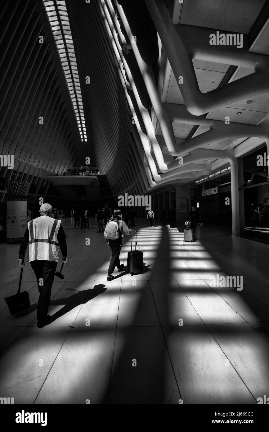 Ombre e luci all'interno del World Trade Center Transportation Hub di Manhattan New York City, USA Foto Stock