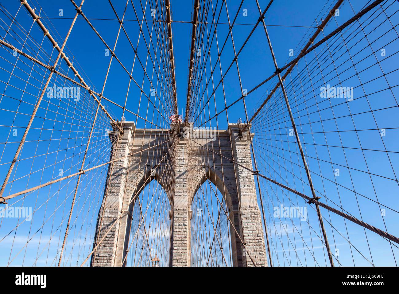 Vista grandangolare a piedi attraverso il ponte di Brooklyn da Manhattan a DUMBO a Brooklyn, New York USA Foto Stock
