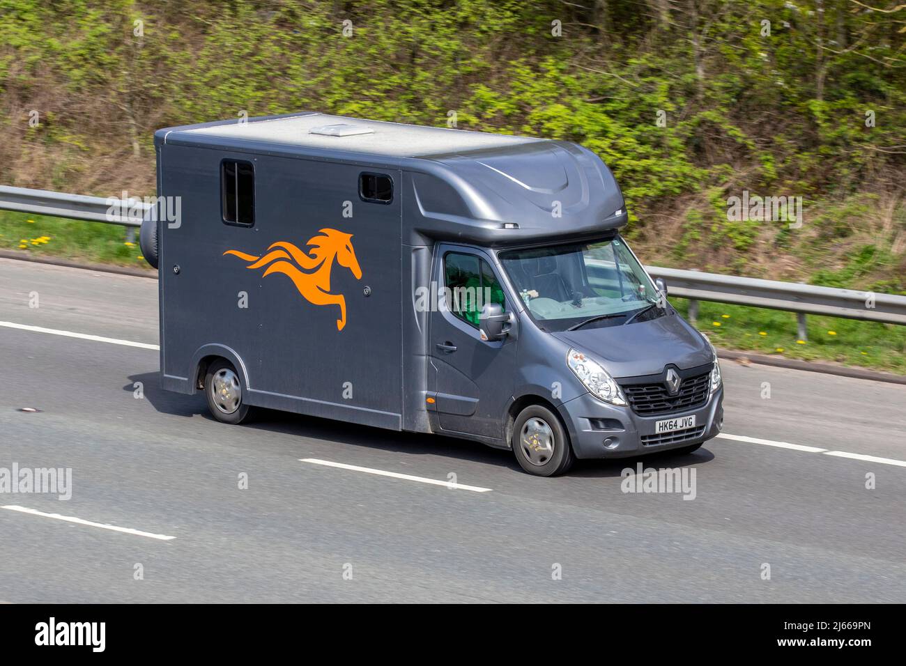 2014 Renault Master Lm35 L3H2 LWB grigio LCV tetto medio furgone 2298cc diesel crine van; coach built furgone conversione equina trasporto di animali viaggiando sull'autostrada M61 UK Foto Stock
