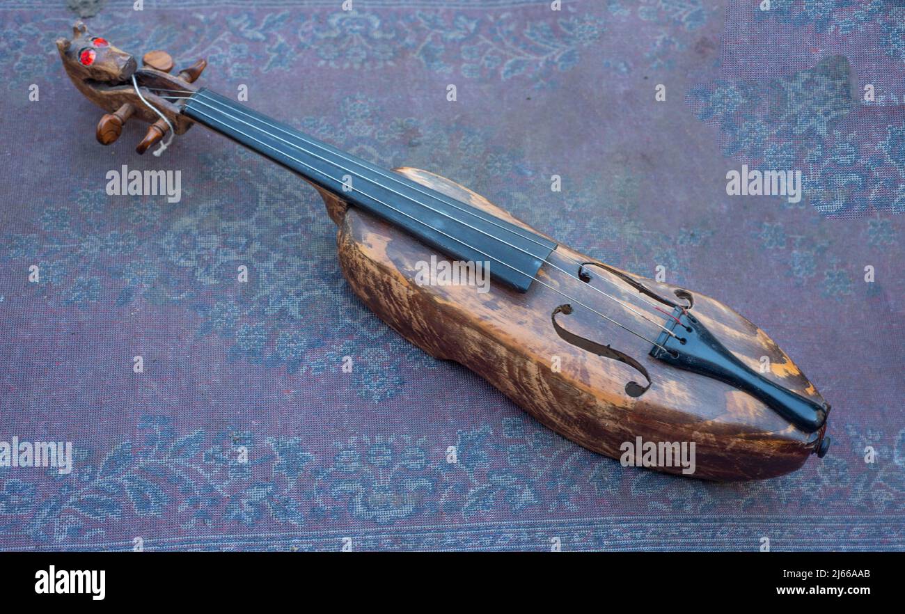 Violino di scarpe in legno o violino povero uomo, uno strumento comune a Scania, Svezia meridionale nel 18th e 19th secolo. Skivarp, comunità Skurup, Scania Foto Stock