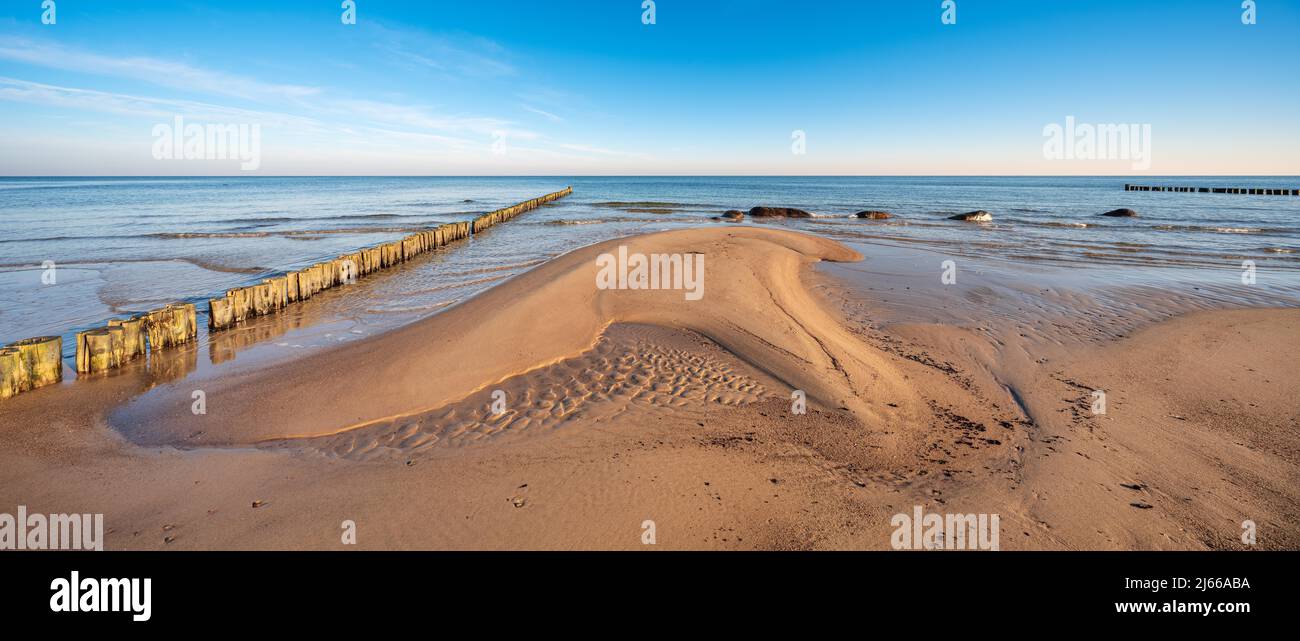 Panorama, unberuehrter Strand an der Ostsee mit Buhnen und Sandbank, Ostseebad Kuehlungsborn, Mecklenburg-Vorpommern, Deutschland Foto Stock