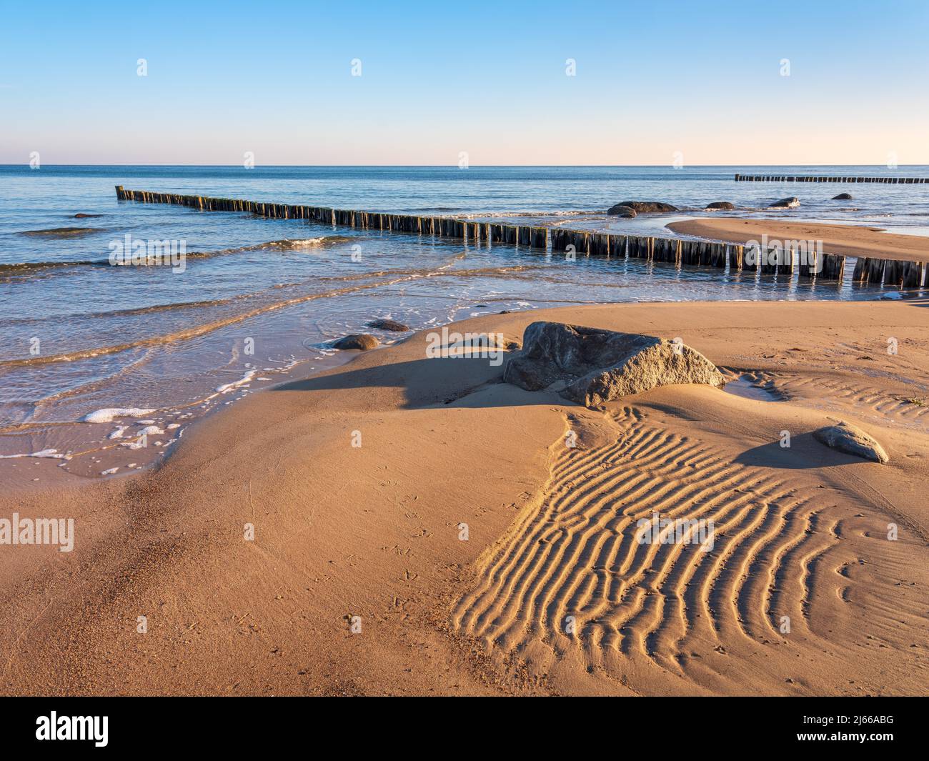 Unberuehrter Strand an der Ostsee mit Buhnen und Sandrippeln, Ostseebad Kuehlungsborn, Mecklenburg-Vorpommern, Deutschland Foto Stock