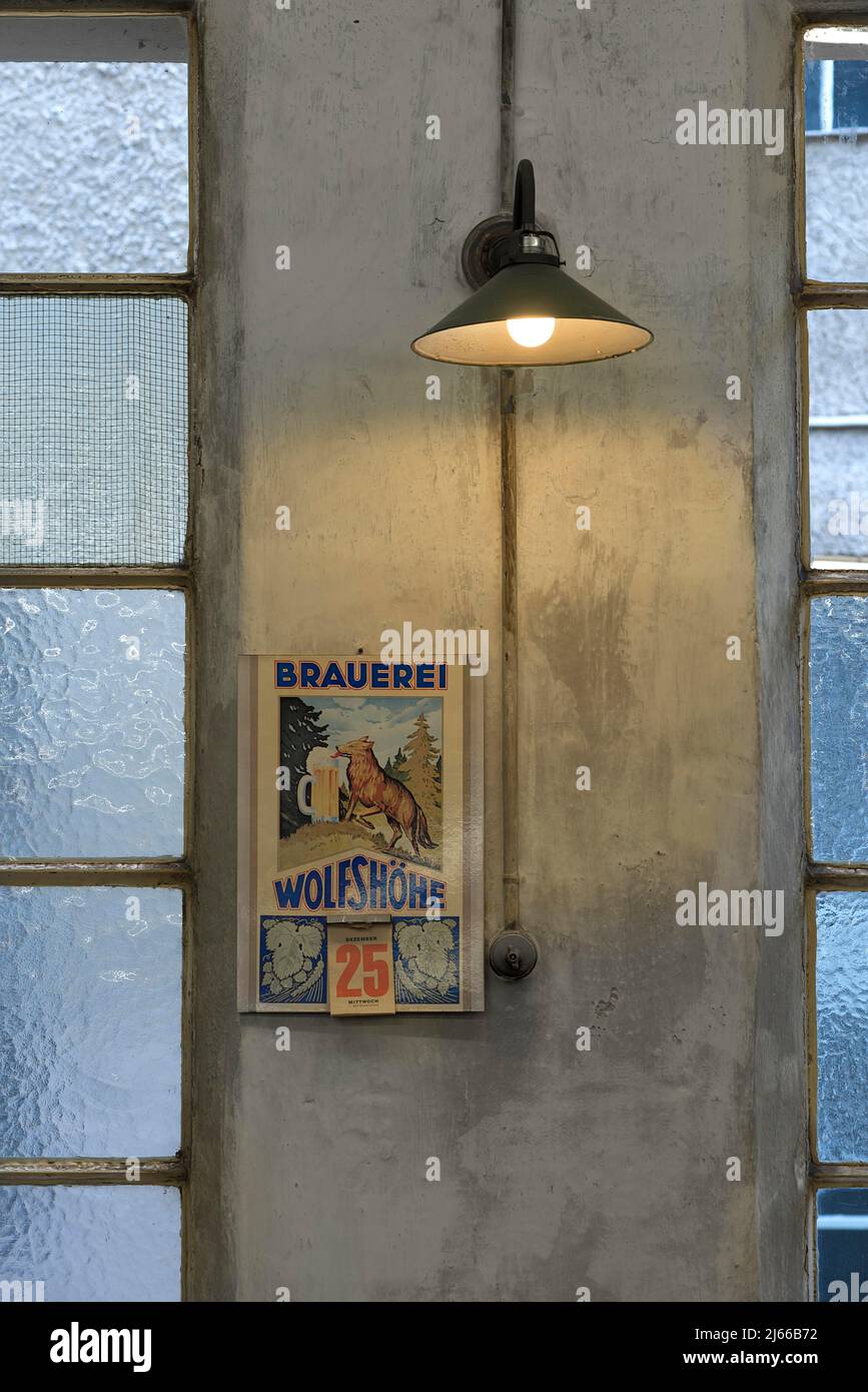 Alte Wandlampe und ein Kalender von 1991 in einer ehemaligen Dreherei, Heute industriemuseum, Lauf an der Pegnitz, Mittelfranken, Bayern, Deutschland Foto Stock