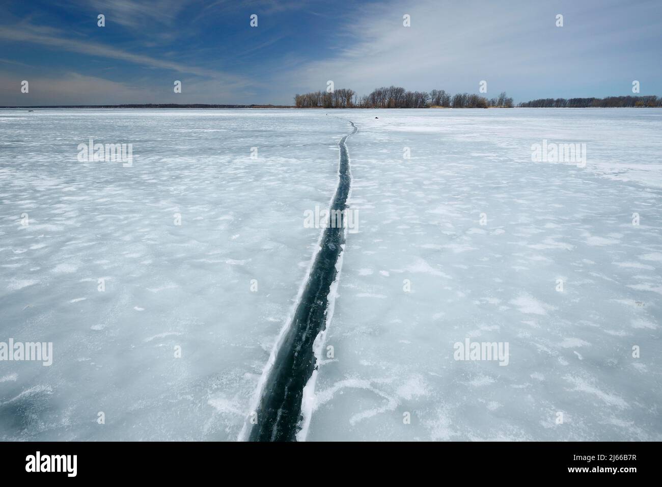 Crack nel ghiaccio, fiume San Lorenzo, provincia di Quebec, Canada Foto Stock