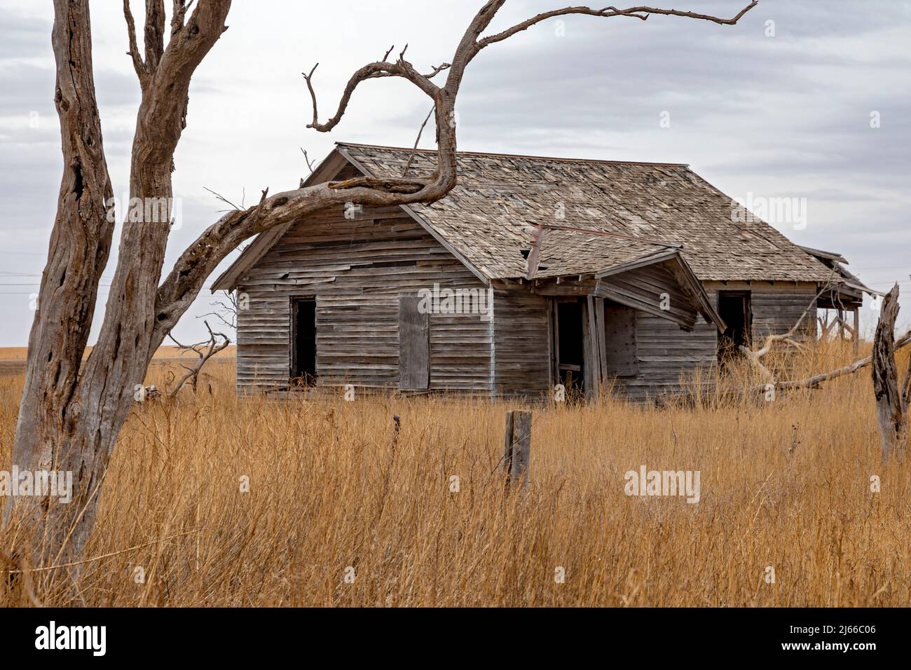 Garden City, Kansas - una casa abbandonata in una fattoria nel Kansas sudoccidentale a fine inverno. Foto Stock
