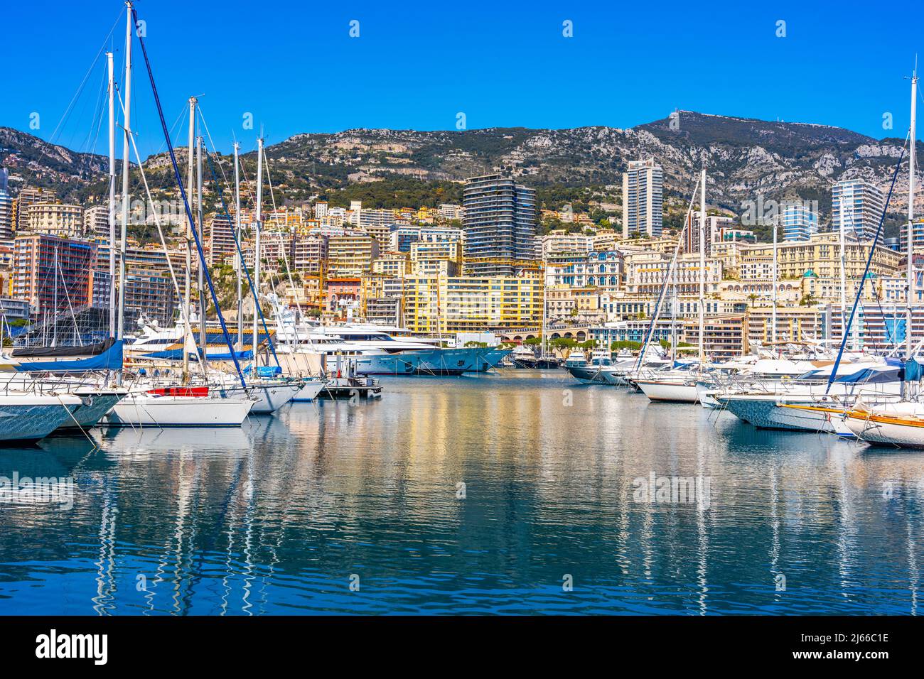 Monaco, Monaco - Aprile 5 2022 - barche a vela nel porto di Hercule con sullo sfondo la città vecchia Foto Stock