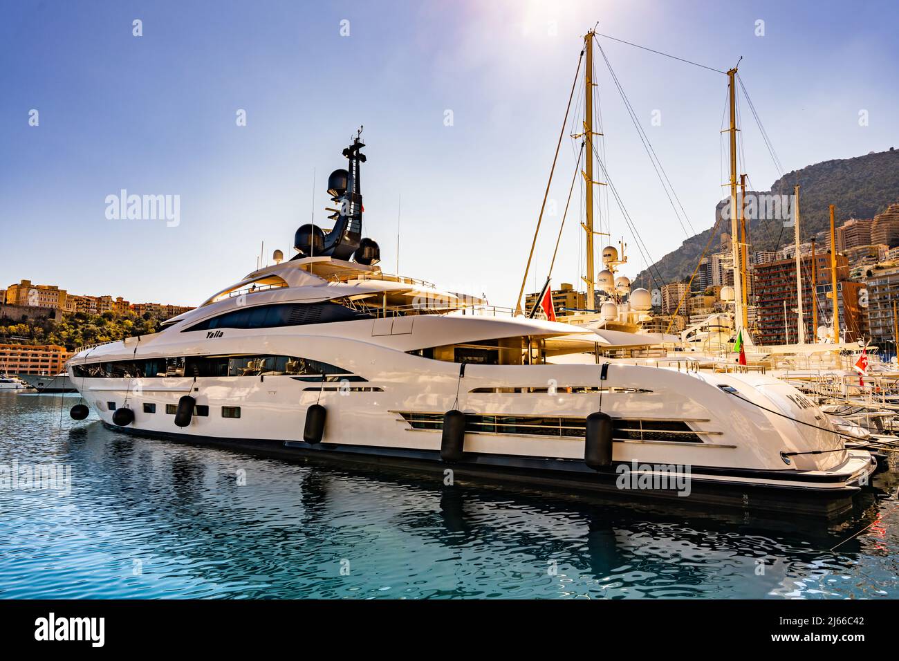 Monaco, Monaco - Aprile 5 2022 - Grande yacht al cunset nel porto di Hercule di Monaco Foto Stock