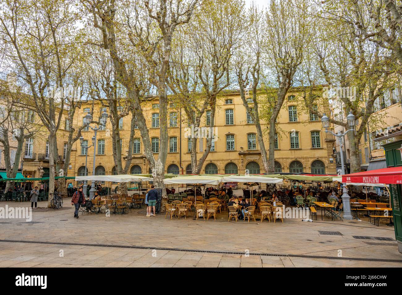 Aix en Provence, Francia - Aprile 7 2022 - Place Richelme (piazza Richelme) con il toutist bere a terrazze Foto Stock