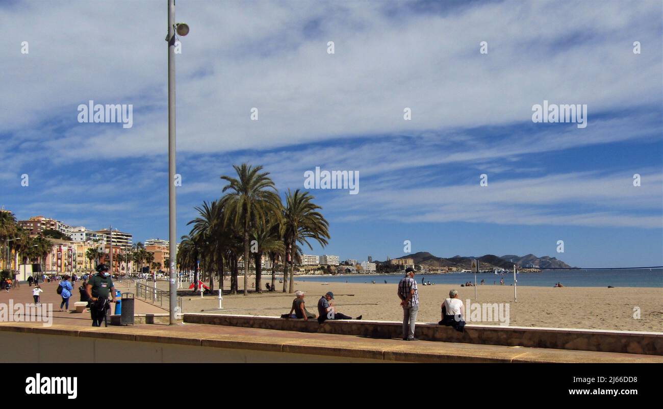 Post-Covid Viaggi, persone in spiaggia Foto Stock