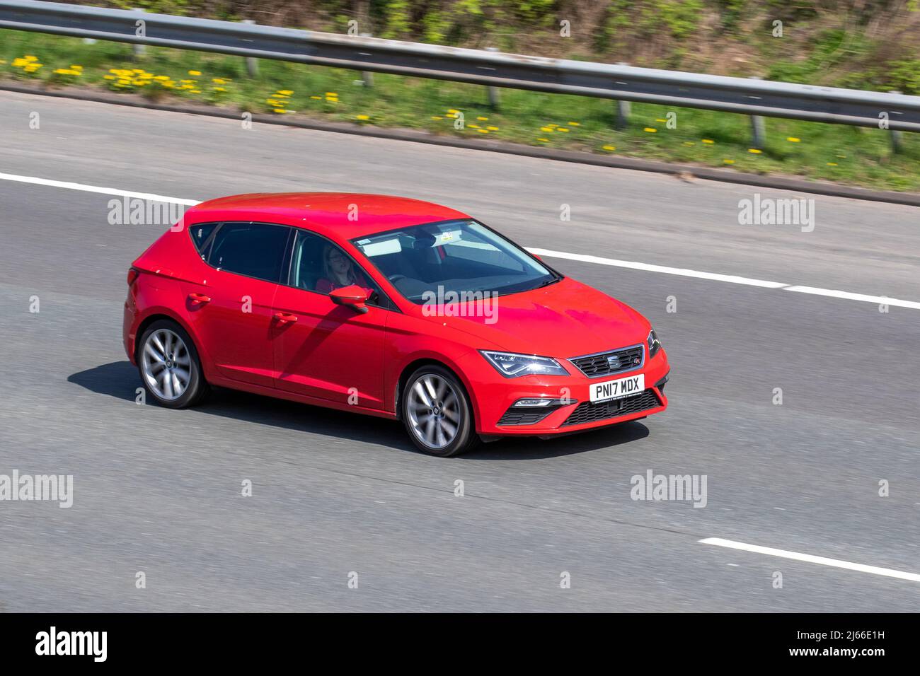 2017 Red Seat Leon Fr Technology TSI Ecotsi 150 Start/Stop 1395cc guida in berlina sull'autostrada M61 UK Foto Stock