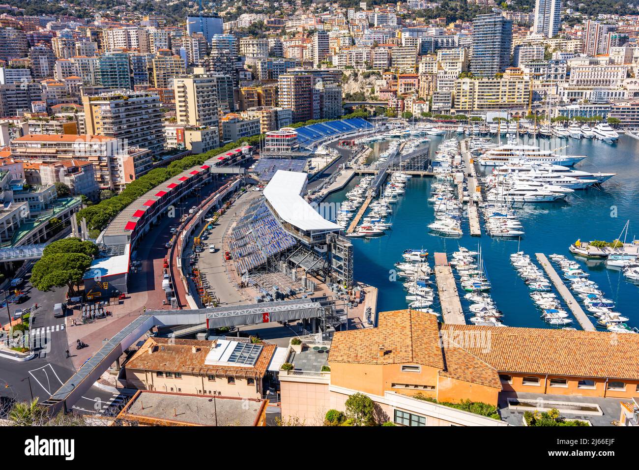 Monaco, Monaco - Aprile 5 2022 - Panoramica del porto di Hercule con il circuito del Gran Premio in costruzione Foto Stock