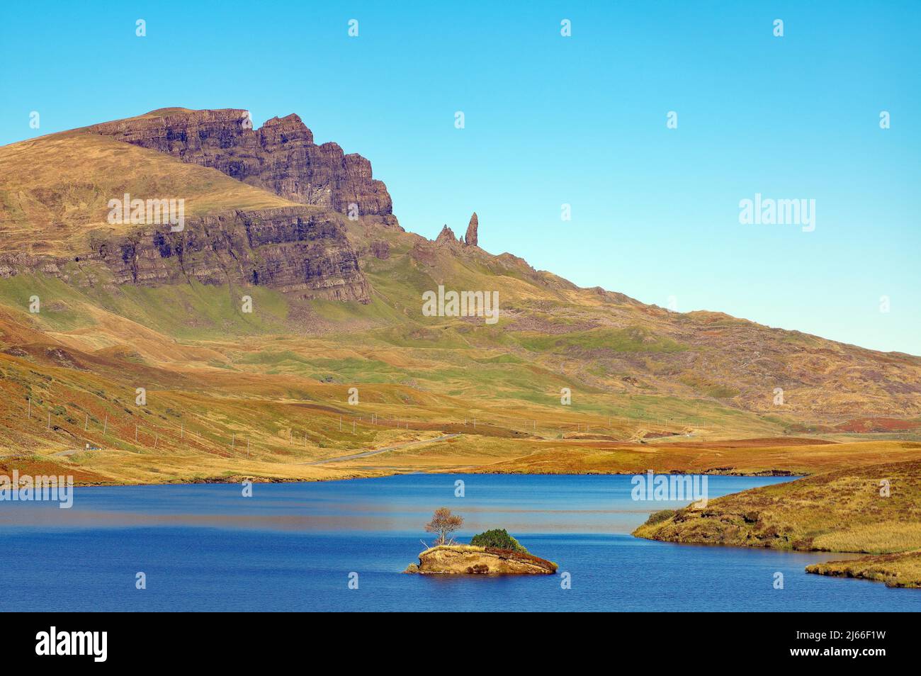 Kleiner Binnensee mit Insel und Gebirgszug mit dem Old Men of Storr, Isle of Skye, Hebriden, Schottland, Grossbritannien Foto Stock