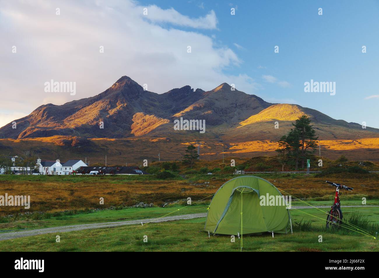 Zelt und Fahrrad vor rauhe Berglandschaft, sligachan, isola di skye, cullins, Hebriden, Schottland, grossbritannnien Foto Stock