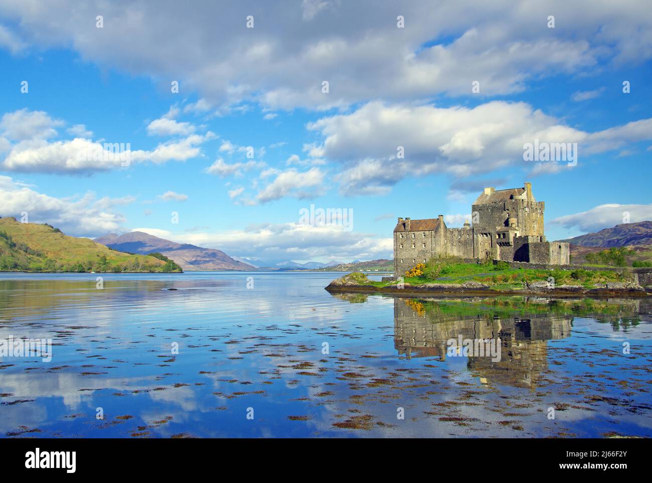Das Eilean Donan Castle spiegelt sich im flachen Wasser, Highlander, Filmkulisse, Dornie, Schottland, Grossbritannien Foto Stock