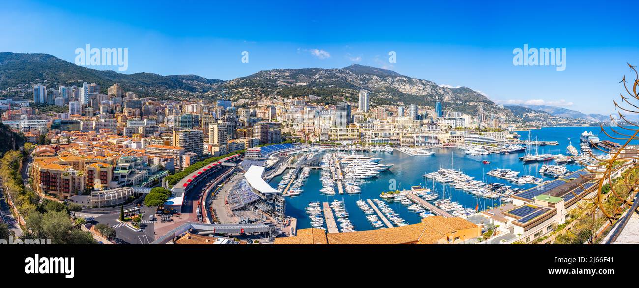 Monaco, Monaco - Aprile 5 2022 - Panoramica del porto di Hercule con il circuito del Gran Premio in costruzione Foto Stock