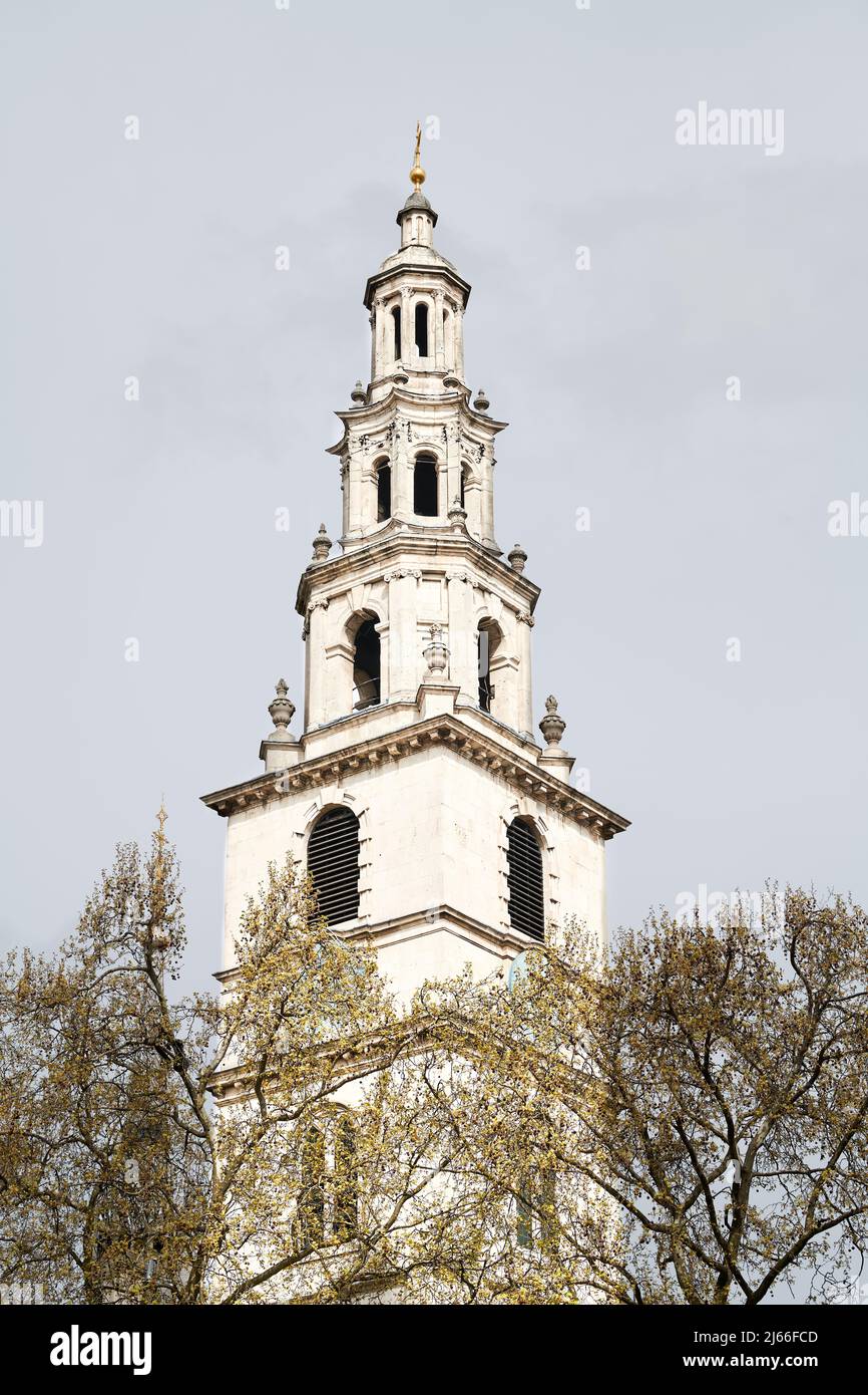 Torre di St Clement Dane's Church, la chiesa commemorativa della RAF per il loro uomo e le loro donne di servizio morto Londra, Inghilterra. Foto Stock