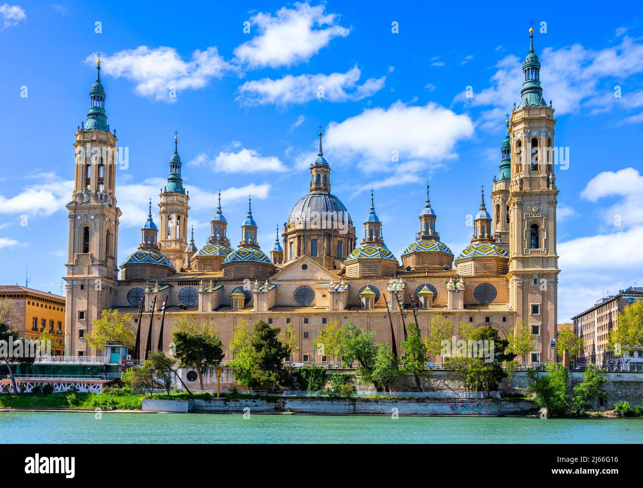 La Basilica di nostra Signora del pilastro vista dal fiume Ebro Foto Stock