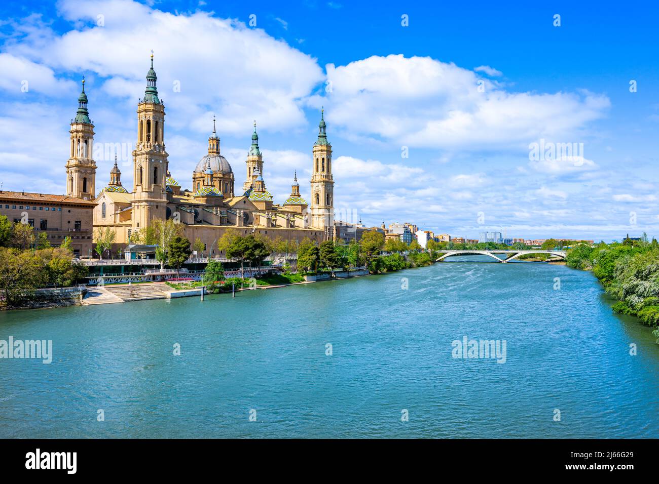 La Basilica di nostra Signora del pilastro vista dal fiume Ebro Foto Stock