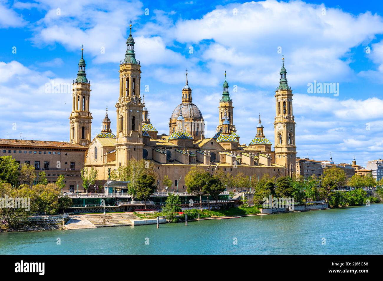 La Basilica di nostra Signora del pilastro vista dal fiume Ebro Foto Stock