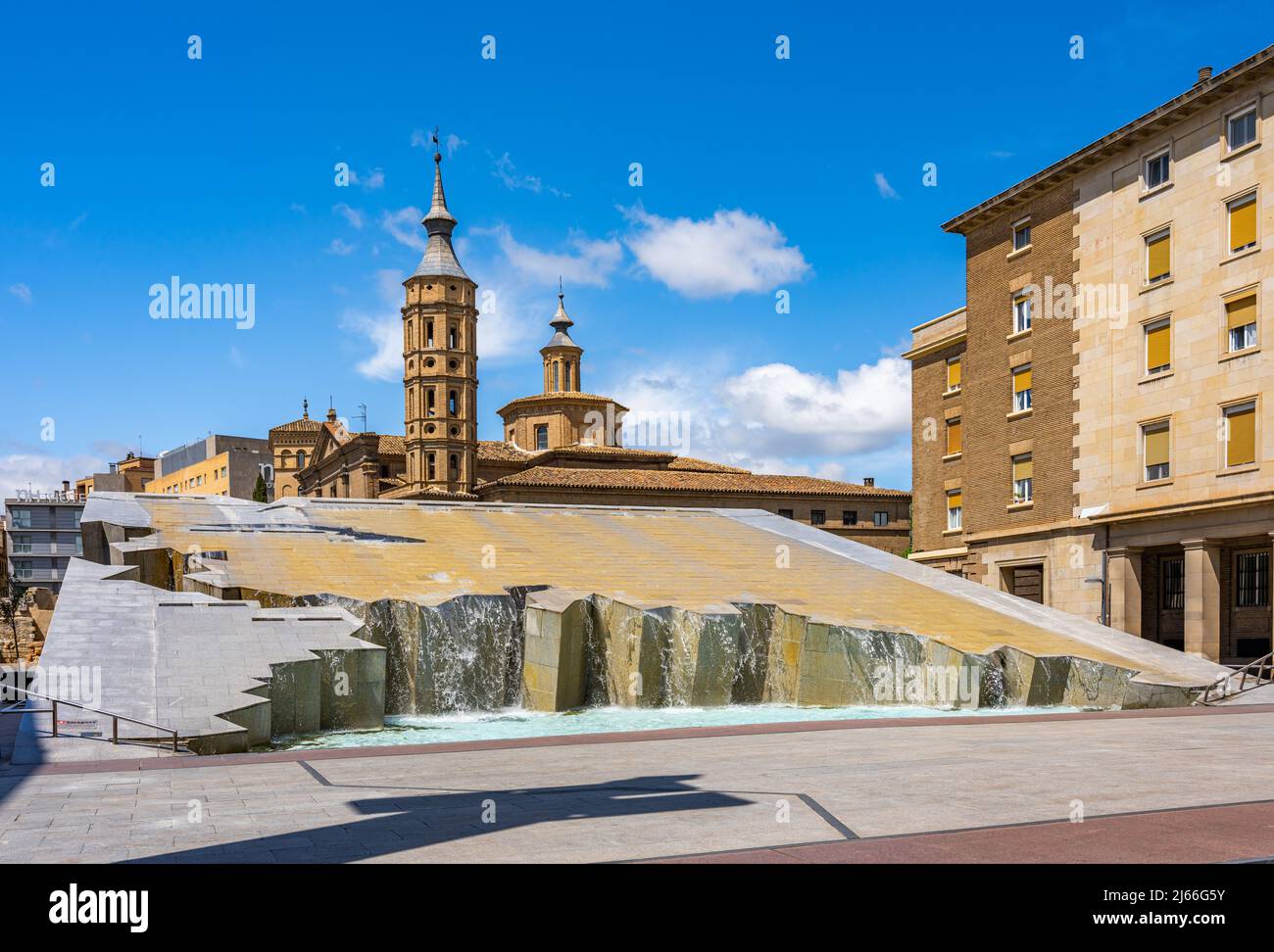 Saragozza, Spagna - Aprile 21 2022 - la Fuente de la Hispanidad (Fontana degli ispanici) Foto Stock