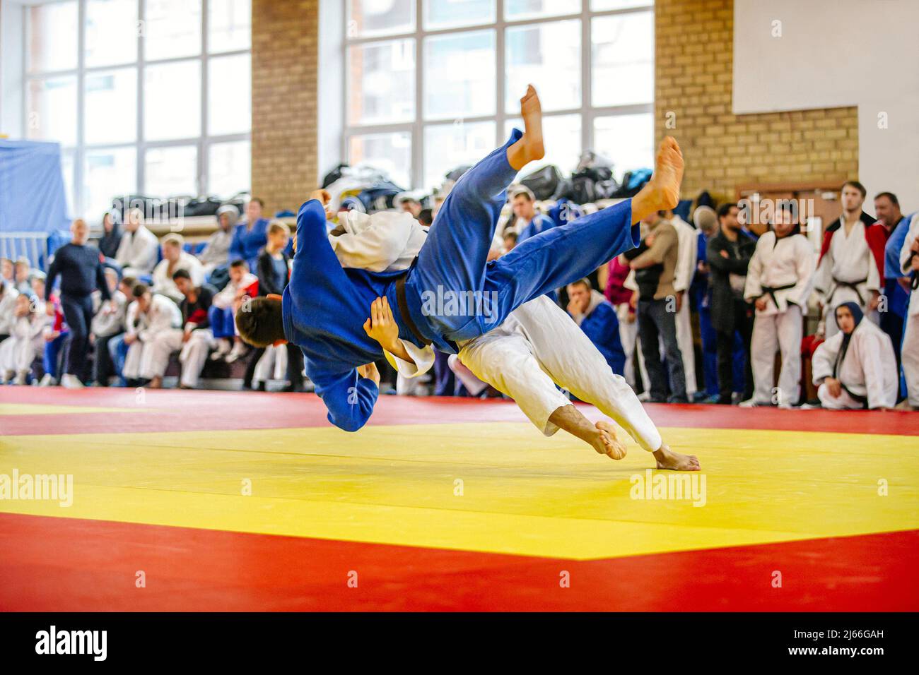 judoka lancia il suo avversario in judo lotta Foto Stock
