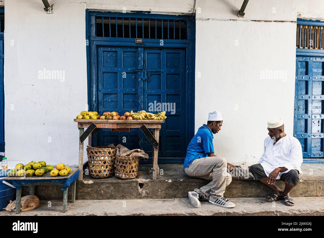 Gemuesehaendler beim Spiel, Bao ist ein Mancala-Spiel, Stone Town, Altstadt, Sansibar, Unguja, Tansania Foto Stock