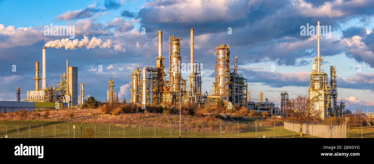 Panorama, Total Raffinerie Mitteldeutschland, studermische Wolken, Abendlicht, Chemiestandort Leuna, Leuna, Sachsen-Anhalt, Germania Foto Stock