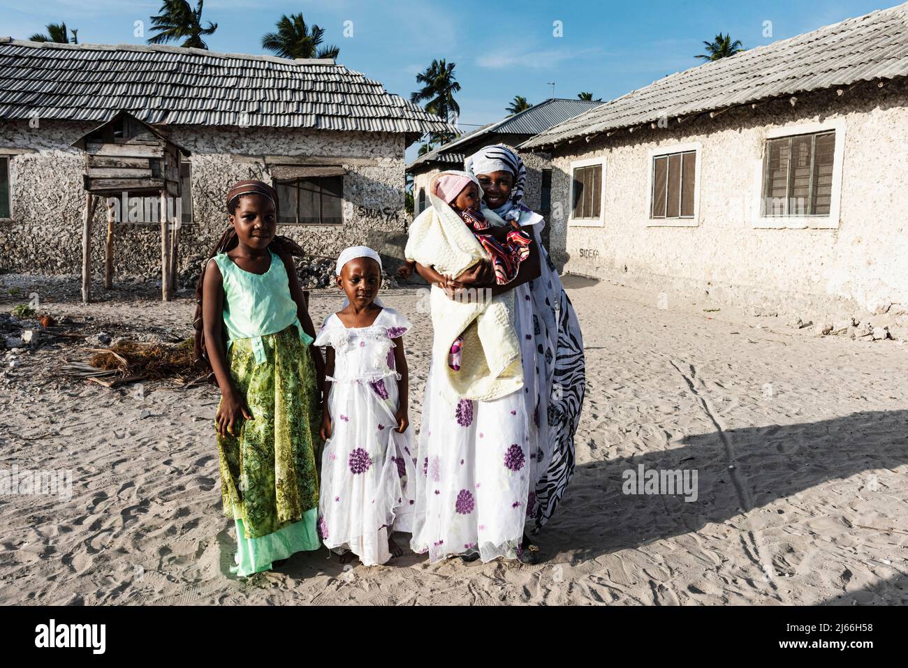 Familie festlich gekleidet in Paje, Ostkueste, Unguja, Sansibar, Tansania Foto Stock
