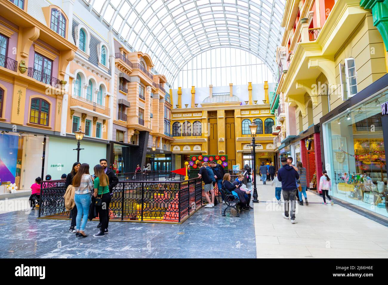 EDMONTON, CANADA - 16 APRILE 2022: Gli amanti dello shopping visitano il centro commerciale West Edmonton in Alberta, Canada. Con una superficie di 5,3 milioni di piedi quadrati, è il secondo centro commerciale più grande Foto Stock