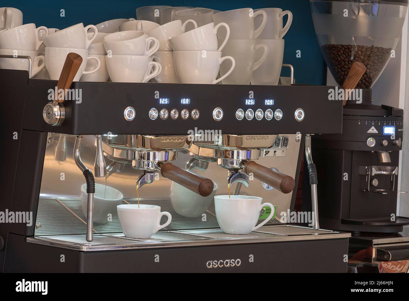 2gruppige Espressomaschine in einem Cafe, Niedersachsaen, Deutschland Foto Stock