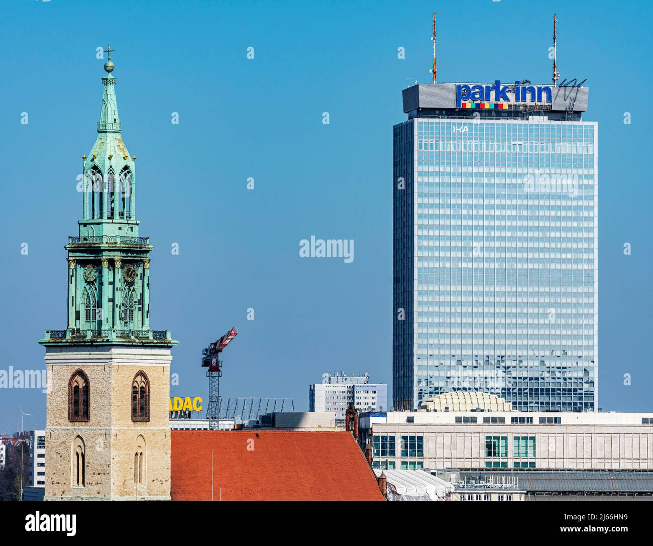 Chiesa torre della Chiesa di Santa Maria con il Park Inn Hotel am Alexanderplatz, Berlino, Germania Foto Stock