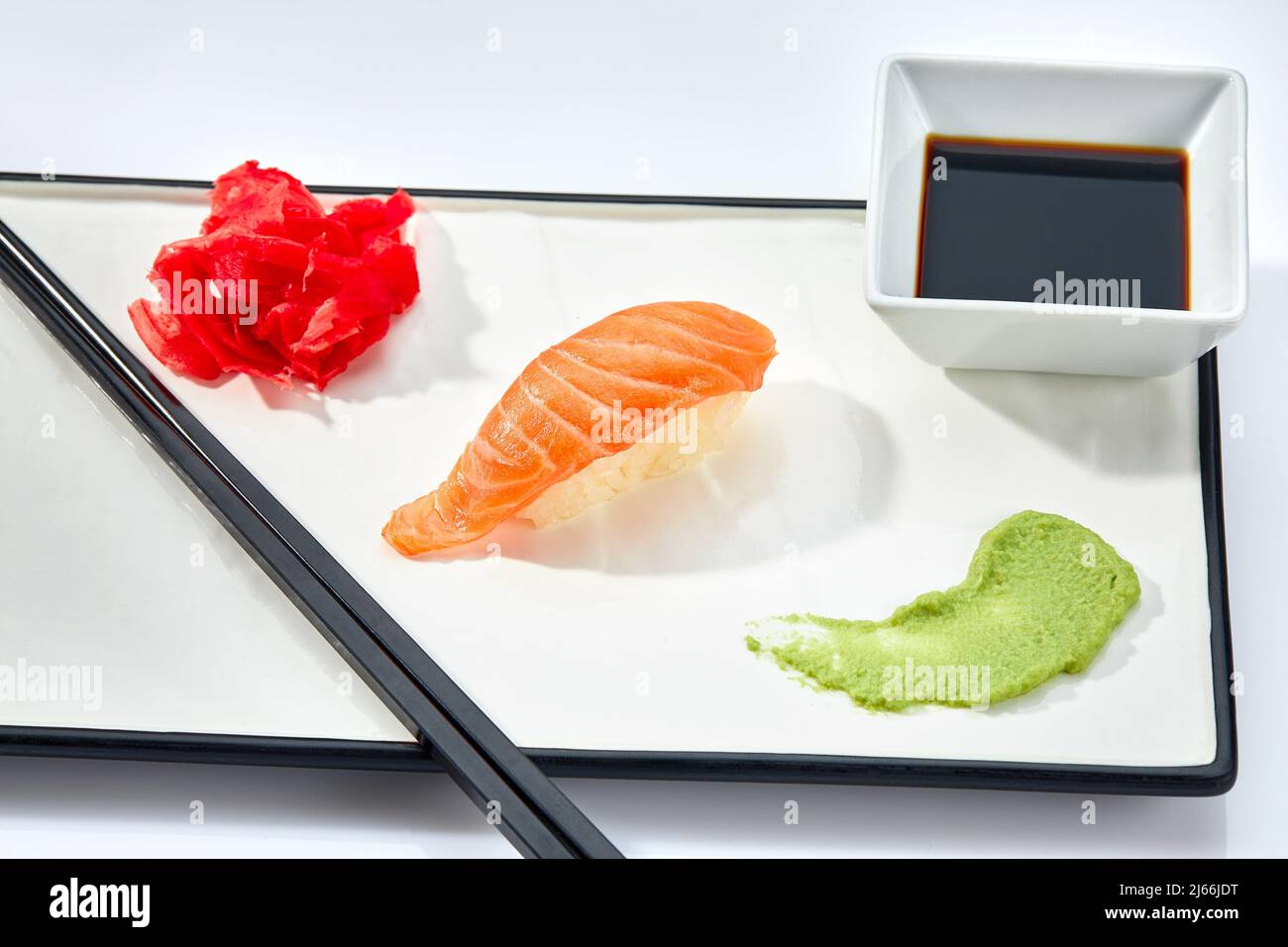 Sushi giapponese - Maguro nigiri Sushi Sushi Tuna Sushi su sfondo bianco Foto Stock