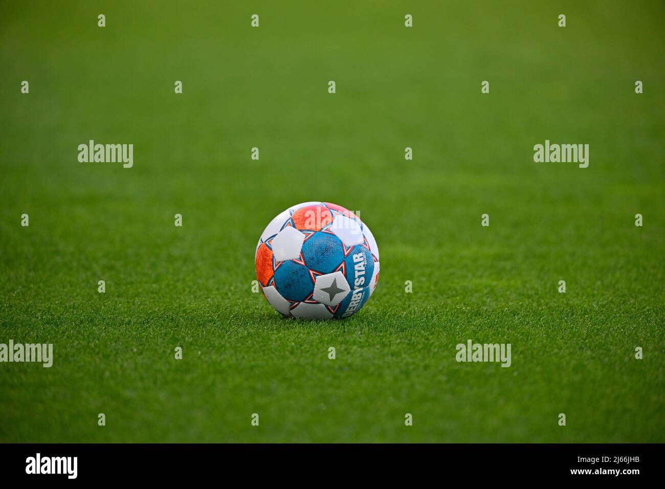Spielball adidas Derbystar auf Rasen, PreZero Arena, Sinsheim, Baden-Wuerttemberg, Germania Foto Stock