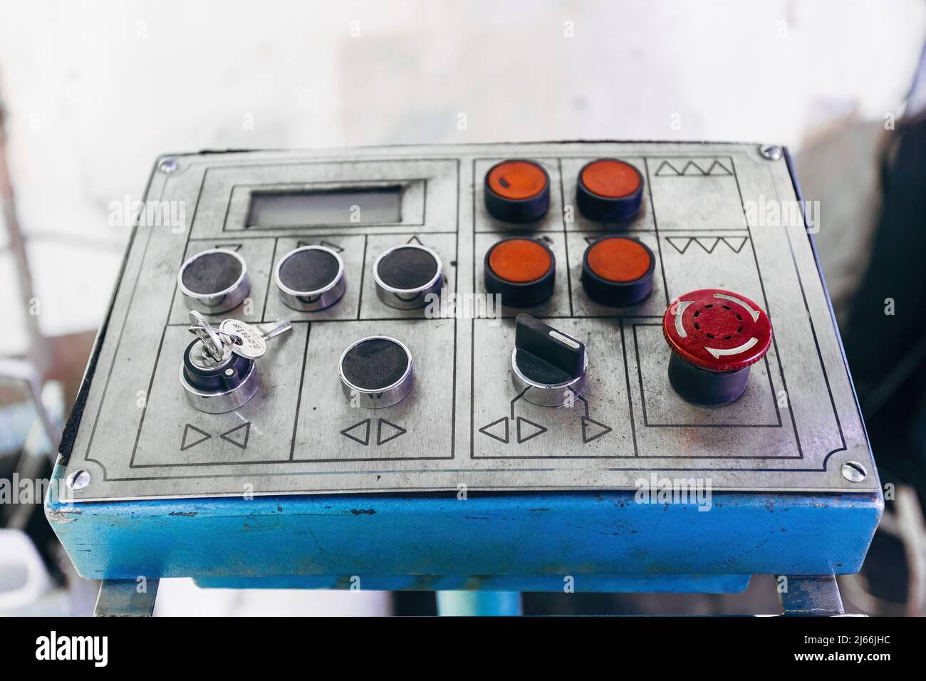 Interruttore a chiave e pulsanti di controllo di macchinari industriali, primo piano. Foto Stock