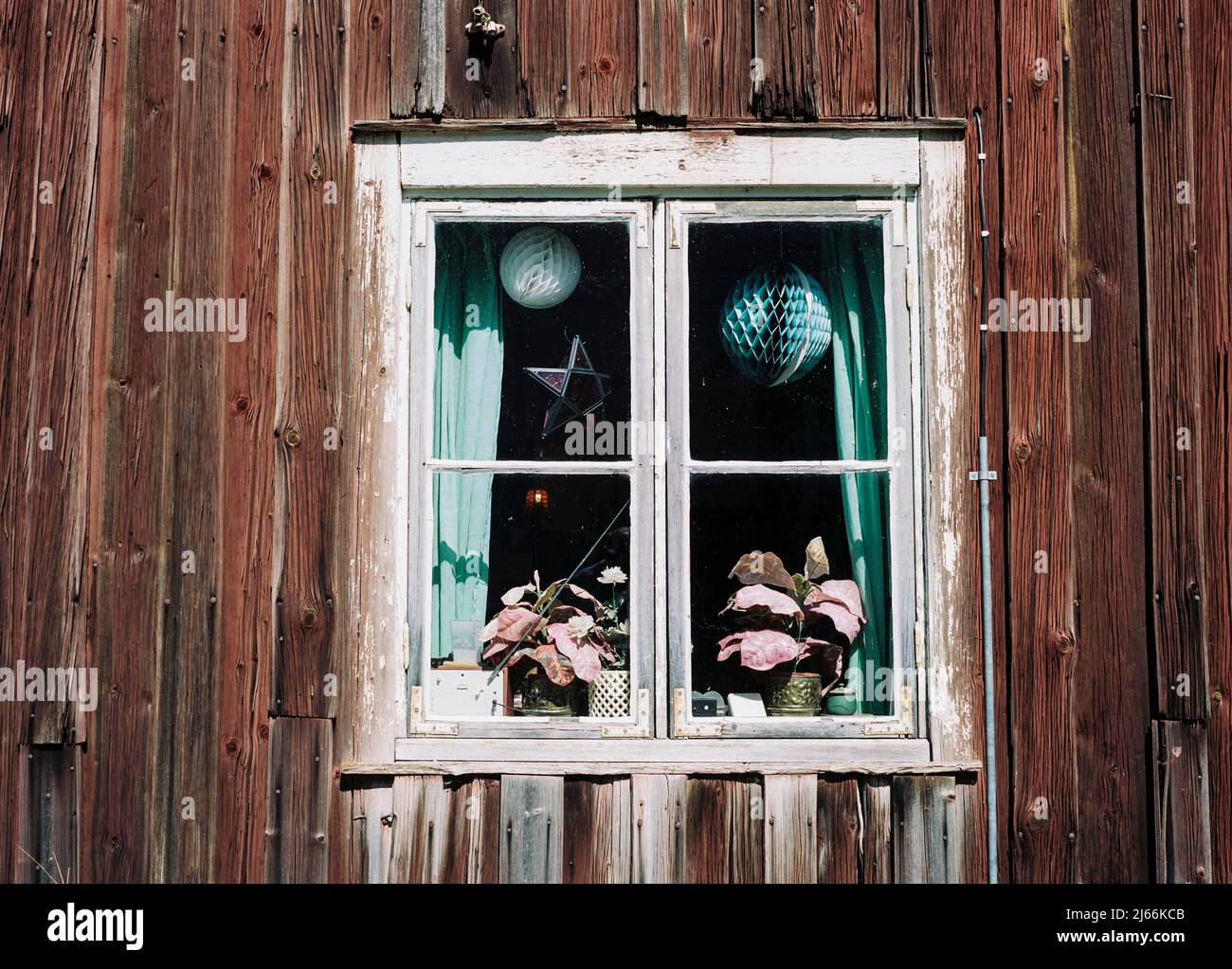 Altes Holzfenster mit allerlei Krimskrams, Rote Bretterfassade, Vaermland, Schweden Foto Stock