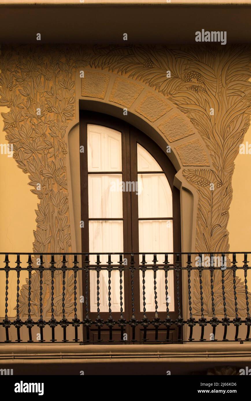 Kunstvoll mit Pflanzen verziertes Fenster im Stil des el Modernisme del sud, Tortosa, Katalonien, Spanien Foto Stock