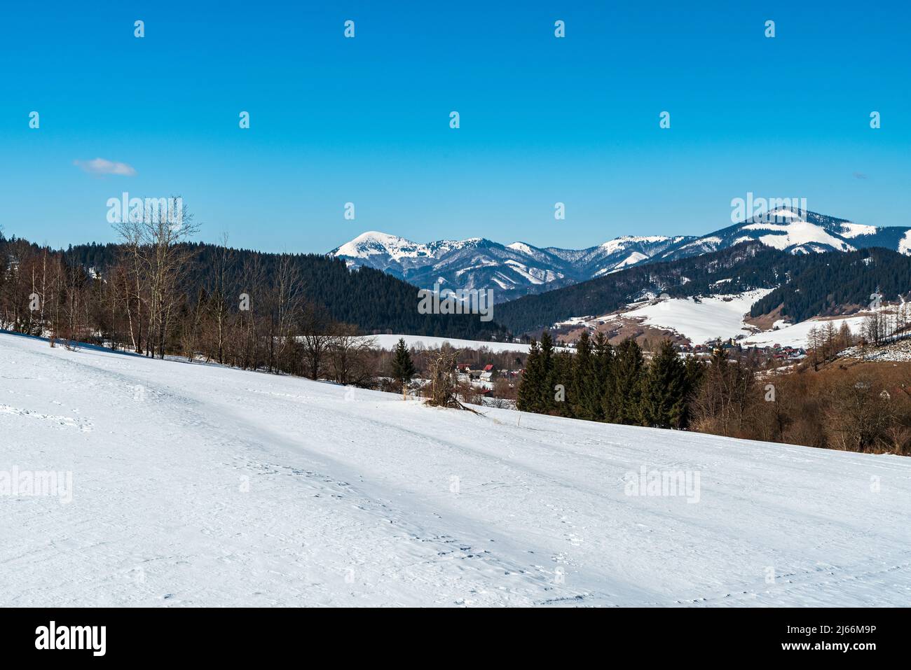 Velka Fatra montagne tra Rakytov e colline Smrekovica da sentiero escursionistico sopra Liptovska Luzna villaggio in Slovacchia durante la giornata invernale con chiaro sk Foto Stock