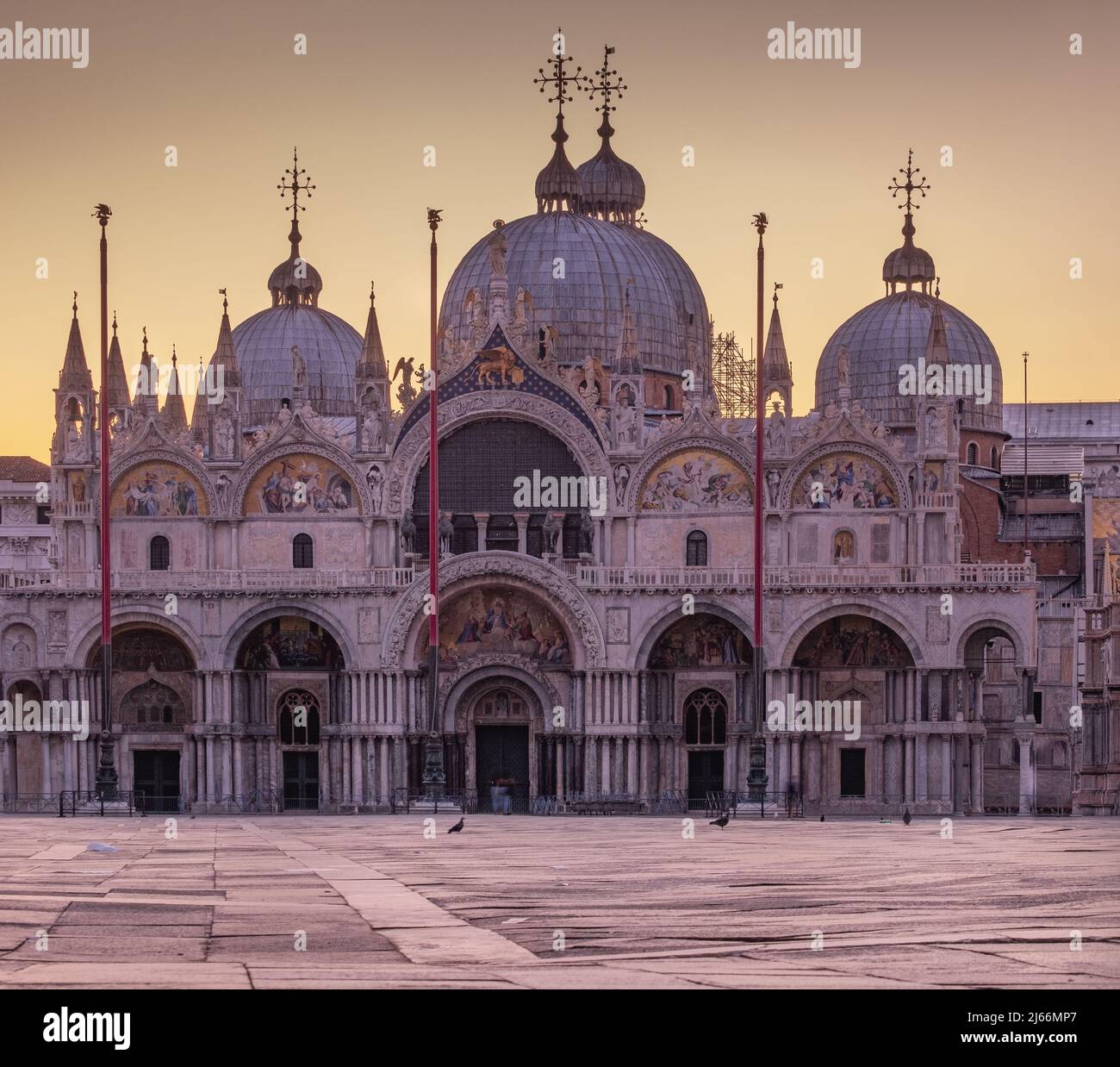 Markusplatz in Venedig bei Sonnenaufgang - menschenleer wegen der frühen Uhrzeit und wegen der Pandemie - Piazza Marco vuota durante la pandemia. Foto Stock
