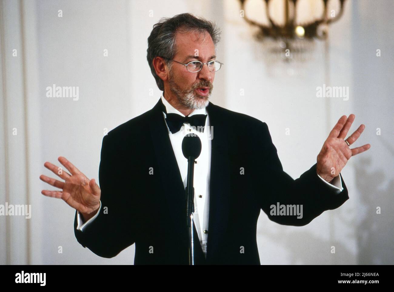 Steven Spielberg, amerikanischer Regisseur, Filmproduzent und Drehbuchautor, bei einer Rede anläßlich der Verleihung des Bundesverdienstkreuzes in Berlin, Deutschland 1998. Foto Stock